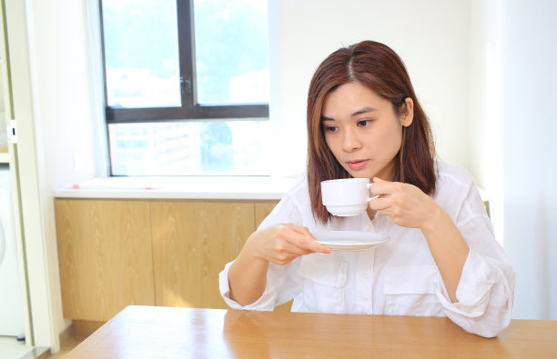 亚洲女人工作后休息一下图片下载