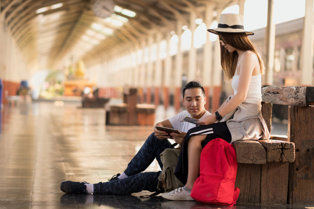亚洲女人和男人旅行视图地图规划背包享受旅游假期。图片下载