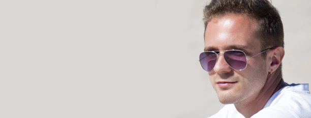 肖像的年轻男子微笑着与太阳镜和复制空间图片下载