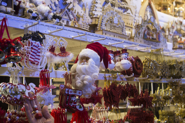 圣诞市场圣诞装饰品的特写图片下载