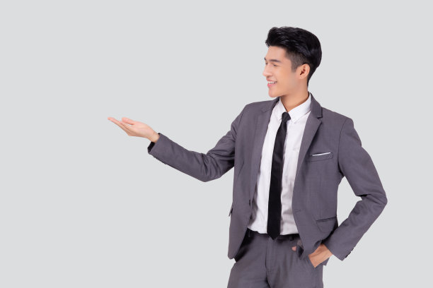 肖像年轻的亚洲商人在西装呈现孤立的白色背景，广告和营销，执行和经理，男性自信显示成功，表达和情感。图片下载