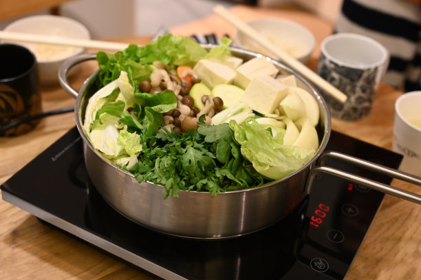 寿喜烧涮锅，日本传统火锅。图片下载