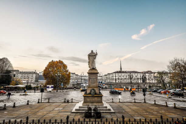 意大利都灵的维托里奥·埃马努埃莱纪念碑后视图图片下载