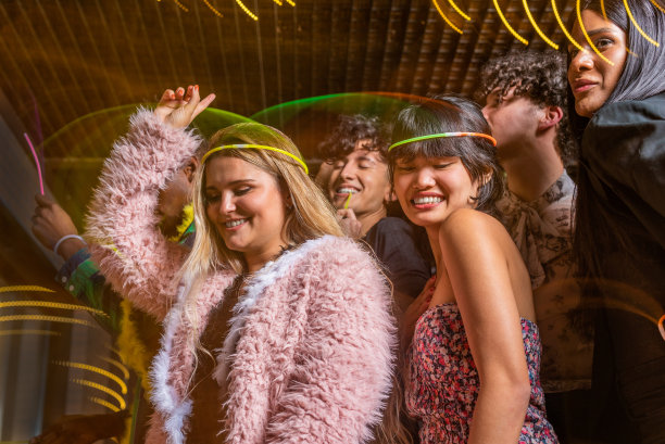 不同种族的朋友在聚会上跳舞，玩得很开心图片下载