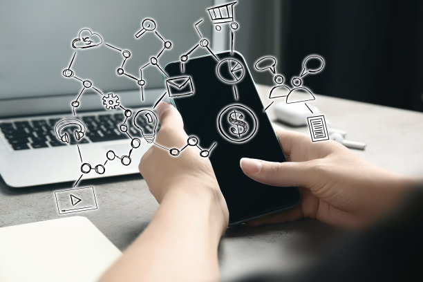 一个女人用智能手机在线支付，特写图片下载