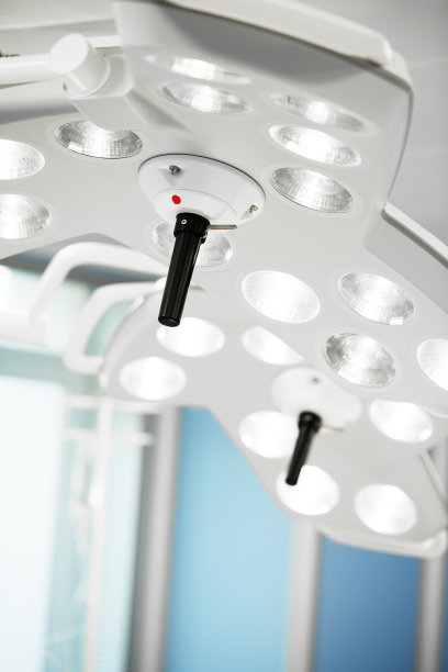 手术室内两盏手术灯。蓝色投光代表纯净和临床的心情。有用的文件，为您的医院宣传册，医学文章和其他用途图片下载