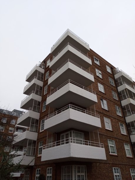 建筑外部与灰色的云在冬季布赖顿角阳台图片下载