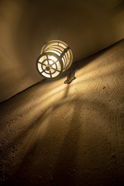 墙上有一盏灯的轮廓。语气是深褐色图片下载