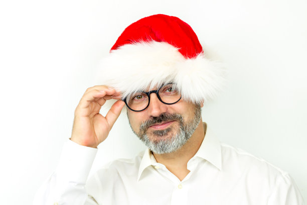 戴圣诞帽和眼镜的长着大胡子的英俊老人图片下载