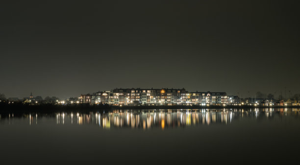 晚上从湖中看到斯肯堡图片下载