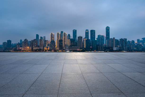 全景天际线和商业建筑与空旷的广场图片下载