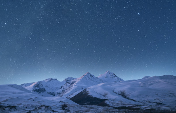 满天星斗下的雪山。晚上的风景。图片下载