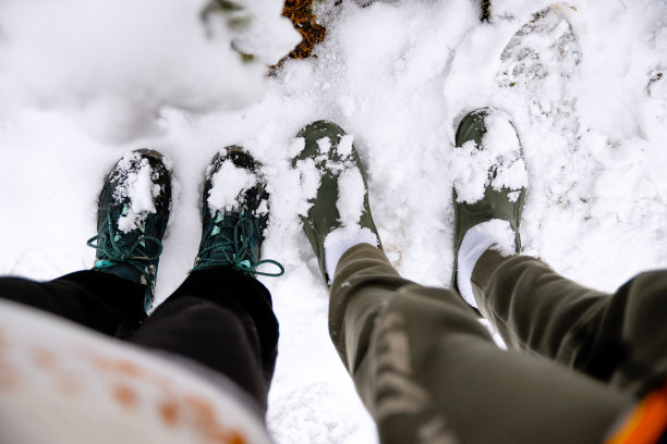 一起在雪地里走过冬天图片下载