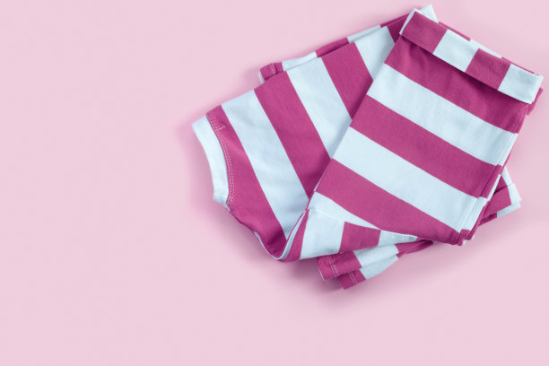 在纸背景上的条纹粉色t恤。图片下载