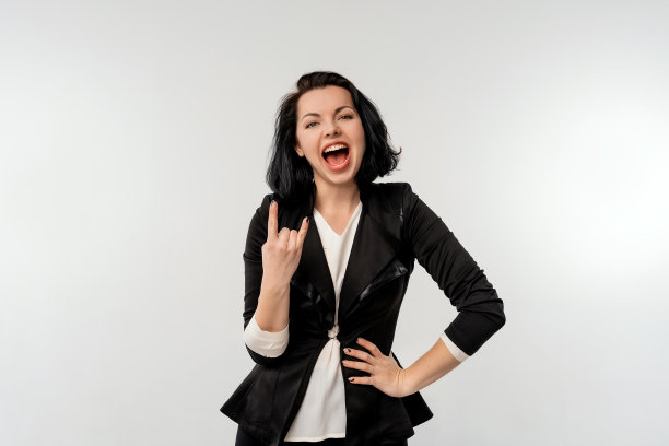 迷人的酷女商人做号角手势手势，站在白色背景图片下载