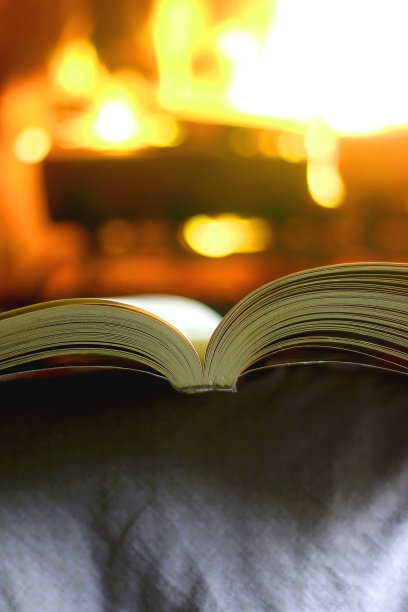 书和壁炉图片下载