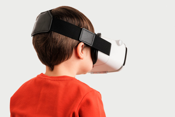 可爱的孩子使用虚拟现实玻璃在白色背景图片下载
