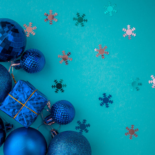 圣诞节假期构图，顶视图蓝-海蓝宝石圣诞装饰在一个蓝绿色的背景与文本的复制空间。平的。冬天,明信片模板图片下载