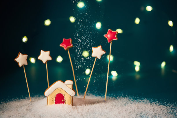 姜饼屋有姜星星，雪花和灯光图片下载