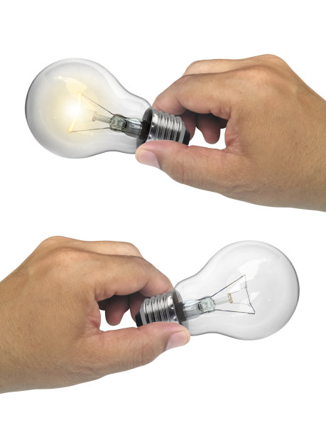 手上的灯泡在白色背景上孤立图片下载