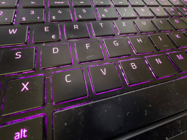 一个带紫色光的笔记本键盘。图片下载