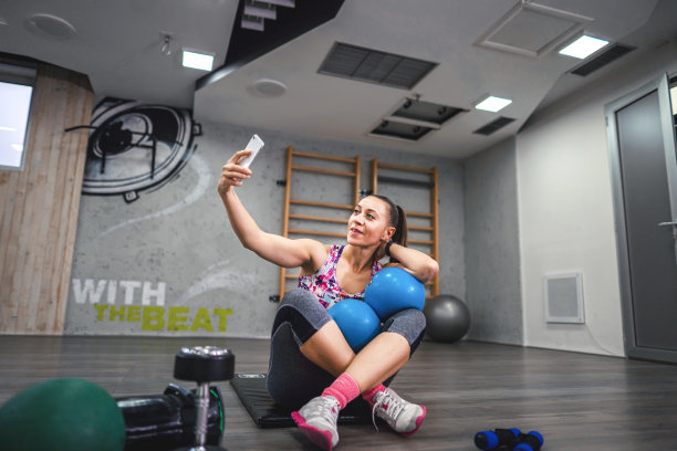 年轻女子在工作室休息时自拍图片下载