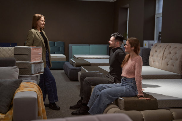 顾客在家具店测试床垫牢固度图片下载