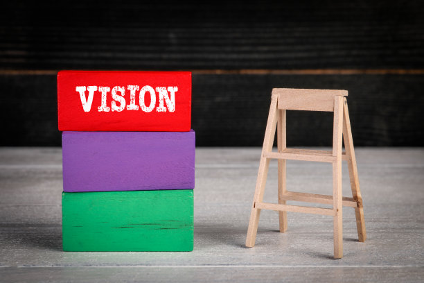 愿景、规划与发展。彩色的木块堆成一堆，还有楼梯图片下载