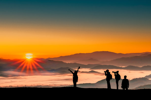 旅行者的剪影图像与日出在山上的自然背景照片。图片下载