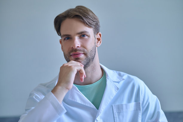 思考的人用手摸着下巴图片下载