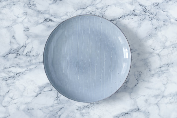 大理石台面上的空盘子图片下载