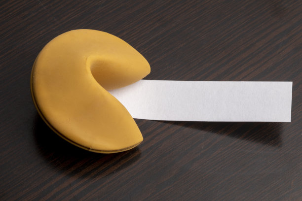 桌上有空白信息的幸运饼干图片下载