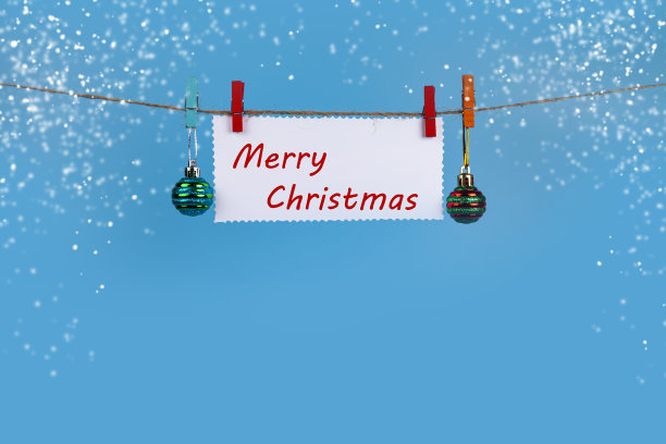 圣诞装饰品挂在绳子上。圣诞贺卡。图片下载