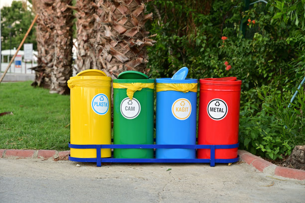 多颜色的垃圾桶，用于酒店的垃圾分类收集图片下载