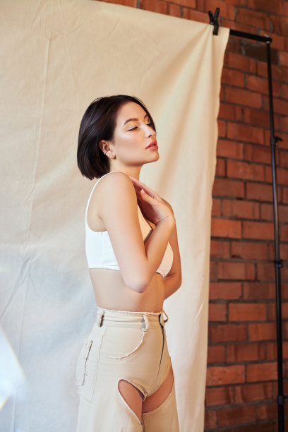 时尚美女短发染发。时尚的衣服。深色头发，巧克力色短发。美丽干净的面部皮肤，自然的妆容，强壮的头发图片下载