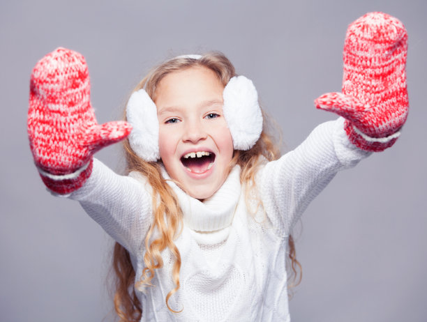 穿冬衣的女孩图片下载