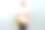 孕妇抱着瑜伽垫站在彩色背景上。工作室拍摄，设计的自由空间图片下载