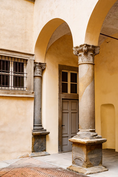 一幢老建筑的拱形走廊上涂着灰泥的柱子图片下载