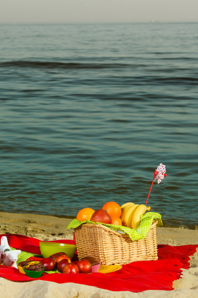 野餐篮放在海边的毯子上图片下载