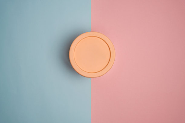 工作室照片鲑鱼色的圆盒子站在粉红色和蓝色的字体图片下载