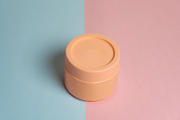 工作室照片鲑鱼色的圆盒子站在粉红色和蓝色的字体图片下载