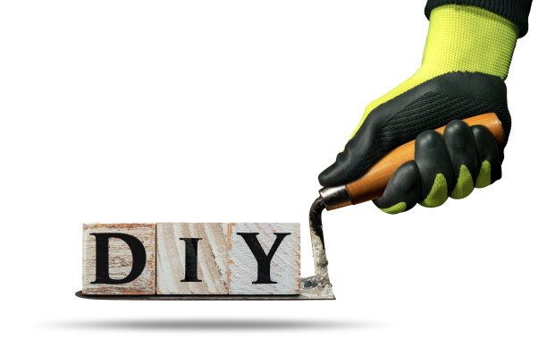 DIY文本木块在肮脏的泥铲-孤立的白色图片下载