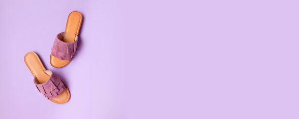 彩色背景上的各种女鞋。俯视图，平铺图片下载