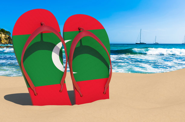 海滩上挂着马尔代夫国旗的人字拖。马尔代夫度假村，度假，旅游，旅游套餐概念。三维渲染图片下载