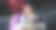 一个小女孩躺在垫子上，用智能手机而不是看书。图片下载