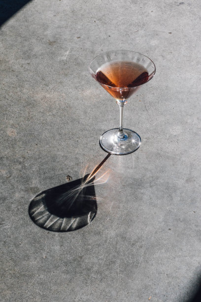 阳光下的粉红色马提尼图片下载