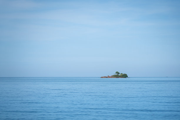 遥远的海上小岛。图片下载