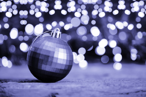 节日新年卡在颜色2022非常接近与自由空间的文字。圣诞舞会在紫罗兰色的背景和美丽的散景。色调照片在一个时髦的紫色非常佩里，软焦点图片下载