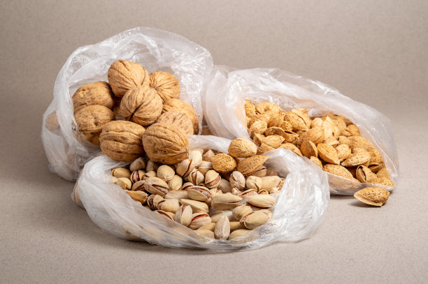 各种坚果在开放的一次性塑料袋图片下载