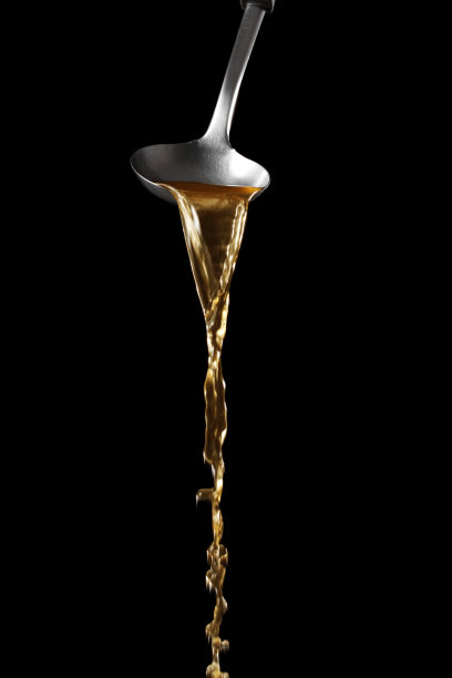 北斗倒面汤孤立在黑色的背景图片下载